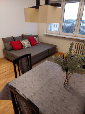 Living area - Warm and bright apartment, 300 m from metro M2, next to S8 road. (Warszawa)