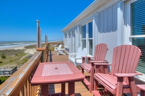Property grounds - Enjoy oceanfront luxury at Big Tuna in Oak Island—ideal for 13 guests! (Oak Island)