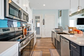 Refrigerador, microondas, horno y parrilla de estufa 