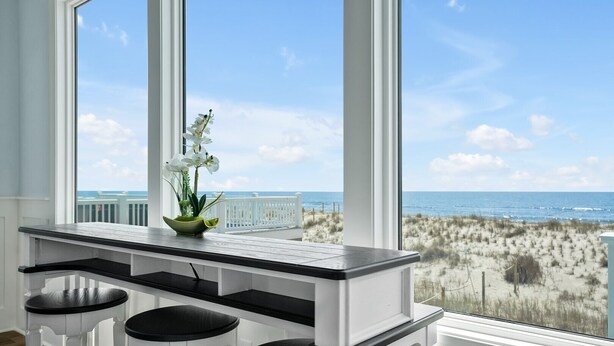 Uma cozinha com vista para a praia e oceano.