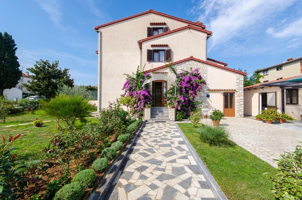 Interior entrance - Apartments Bungavilia (Rovinj)