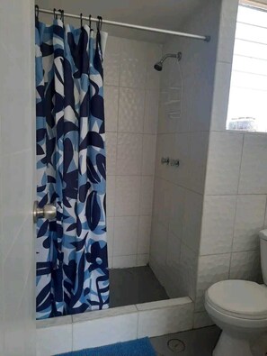 Toalhas de banho, sabonete, shampoo, papel higiênico