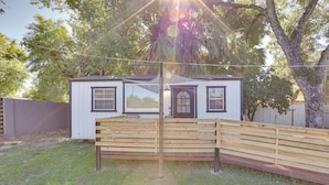 A small white house with a wooden bench in front. - Modern Tiny Home ~ 5 Mi to Downtown Phoenix! (Phoenix)