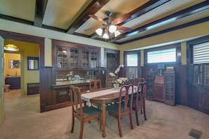House (5 Bedrooms) | Interior