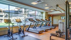 Ett gym med löpband, motionscyklar och styrketräningsmaskiner.