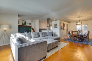 Maison (4 Bedrooms) | Aire de séjour | Téléviseur, foyer, livres