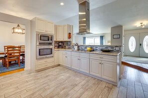 Hus (4 Bedrooms) | Eget kjøkken | Kaffetrakter/tekoker, kjøkkenutstyr og papirhåndklær