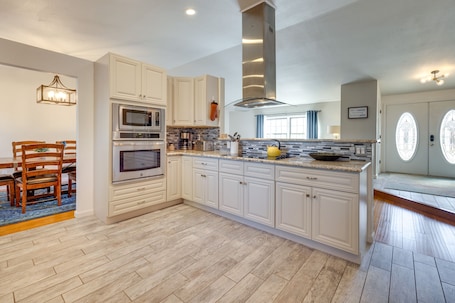 Cafetera/tetera, utensilios de cocina, servilletas de papel