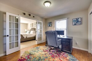 4 soverom, skrivebord for bærbar PC, barnesenger (inkludert) og sengetøy