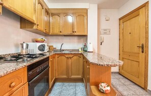 Frigorífic, forn, placa de cuina i cafetera i tetera 