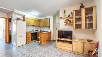 Frigorífico, horno, placa de cocina y cafetera o tetera