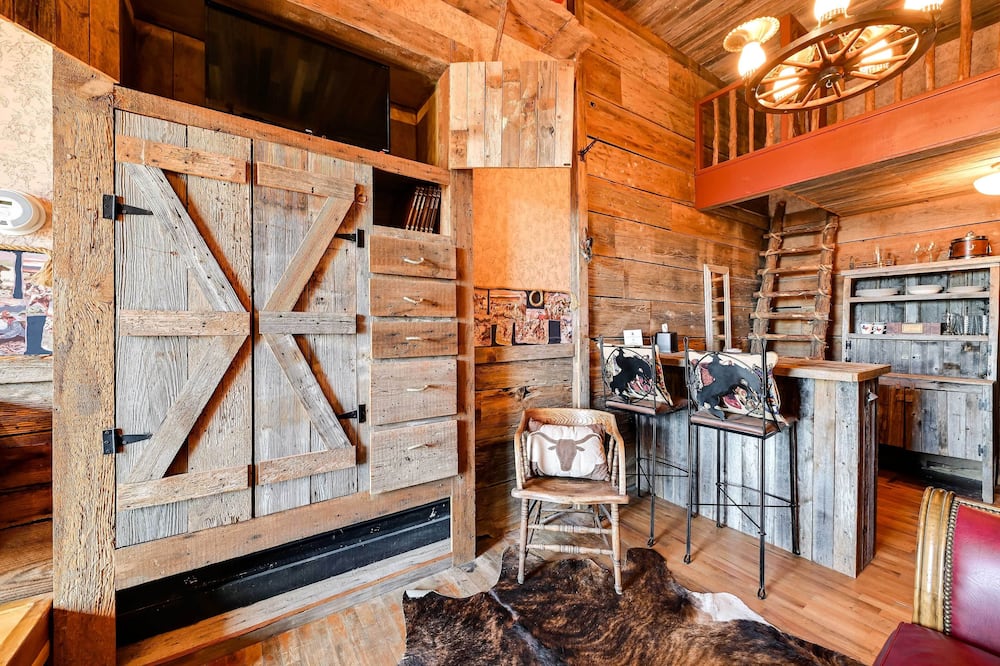Western-themed Decatur Studio on Main Street! - Aurora, TX
