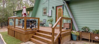 A-frame Cottage w/ Deck ~ 5 Mi to Lake Bastrop!