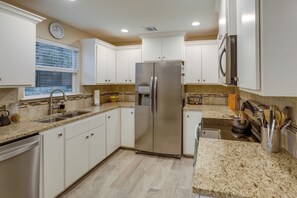 Cottage (2 Bedrooms) | Private kitchen