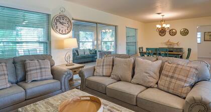 Pet-friendly Englewood Home - 4 Mi to Beach!