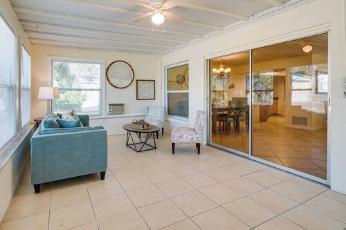 Pet-friendly Englewood Home - 4 Mi to Beach!