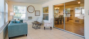 Pet-friendly Englewood Home - 4 Mi to Beach!