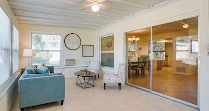 Pet-friendly Englewood Home - 4 Mi to Beach!