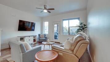 Apartment (3 Bedrooms) | Front of property