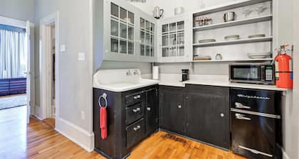 Historic Decatur Apt w/ City Square Views