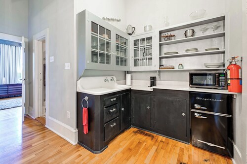 Historic Decatur Apt w/ City Square Views