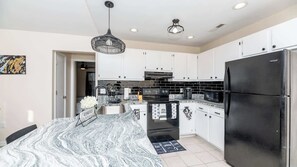 Fridge, microwave, oven, stovetop - Convenient Modern Villa, 3 beds, Near Everything (North Charleston)