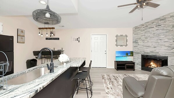 TV, offices - Convenient Modern Villa, 3 beds, Near Everything (North Charleston)