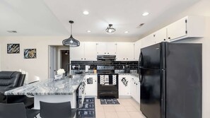 冷蔵庫、電子レンジ、オーブン、コンロ