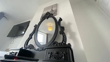 Habitación cuádruple, vista parcial al mar | Tabla de planchar con plancha y wifi gratis
