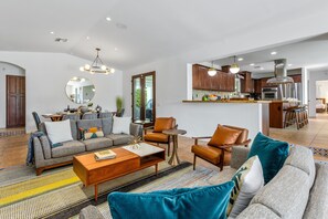 Smart-TV, Kamin, Tischtennisplatte