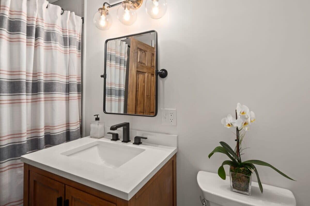 Shower, hair dryer, towels, shampoo