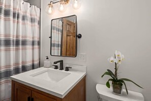 Douche, sèche-cheveux, serviettes fournies, shampoing