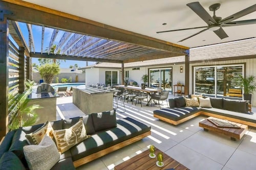 Deluxe Desert Getaway | Heated Pool & Hot Tub