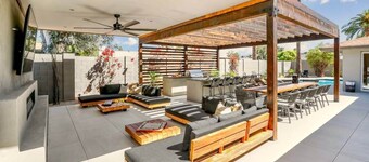 Deluxe Desert Getaway | Heated Pool & Hot Tub