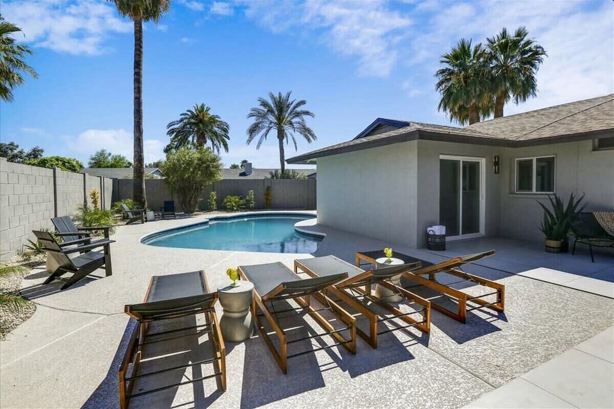 Alberca al aire libre y alberca climatizada