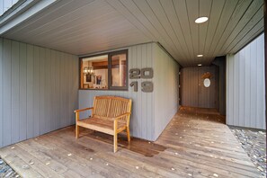 Terrace/patio - Meadow View Retreat with Access to The Cove (Sunriver)