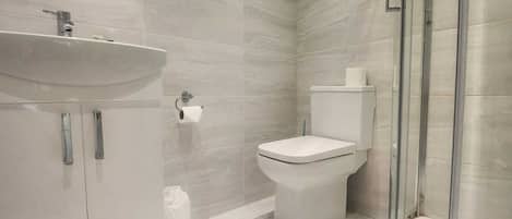 Chambre classique | Salle de bain | Douche, serviettes fournies