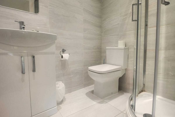 Classic Room | Bathroom | Shower, towels