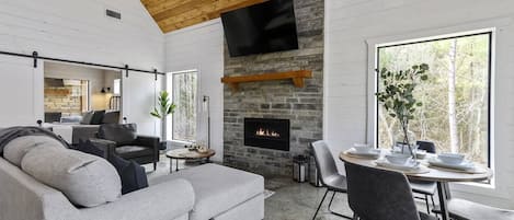 Smart TV, chimenea y videojuegos