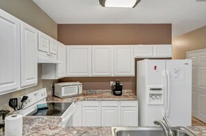 ثلاجة، ميكروويف، فرن، موقد طهي مسطح