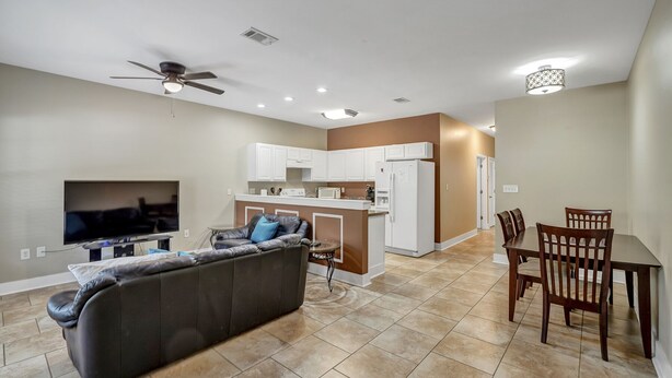 Ein modernes Apartment mit Wohnzimmer, Küche und Essbereich.