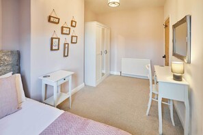 5 bedrooms, desk, iron/ironing board, free WiFi