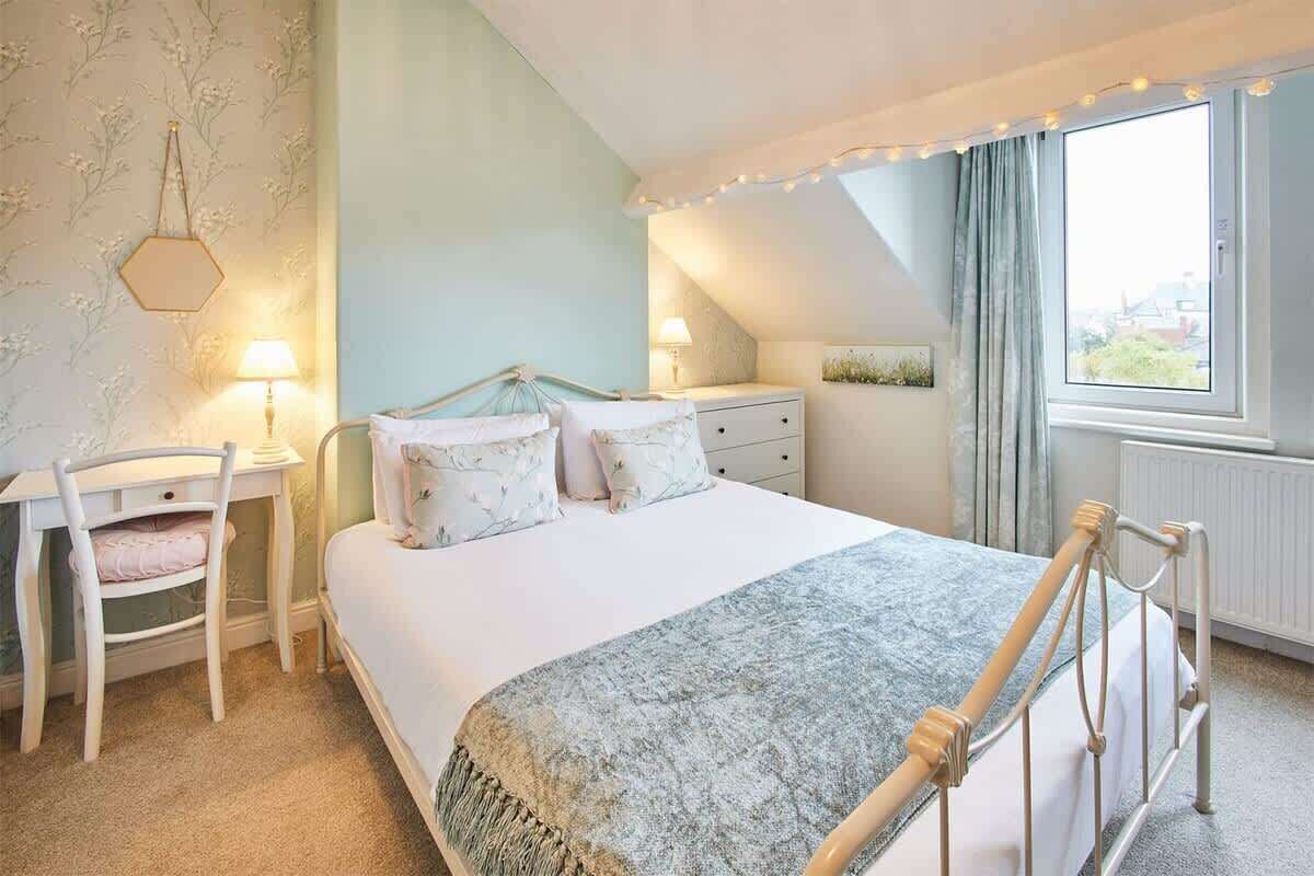 5 bedrooms, desk, iron/ironing board, free WiFi