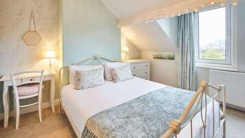 5 bedrooms, desk, iron/ironing board, free WiFi