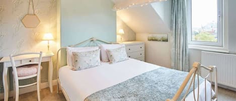 5 bedrooms, desk, iron/ironing board, free WiFi