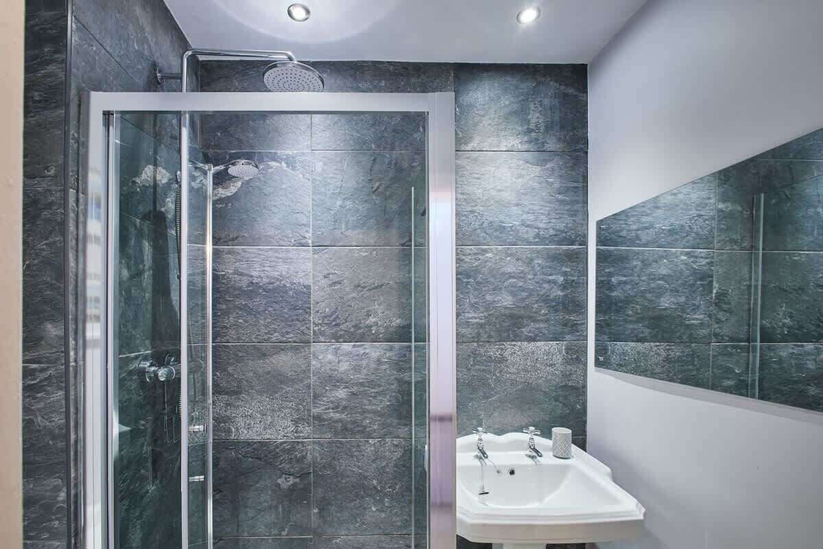 Douche, séchoir à cheveux, serviettes fournies, shampooing