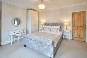 5 bedrooms, desk, iron/ironing board, free WiFi