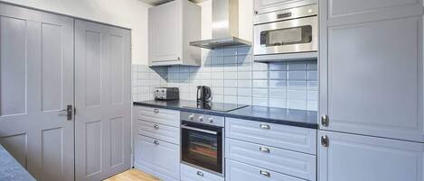 Jääkaappi, mikroaaltouuni, uuni, liesi