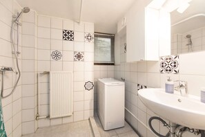 Dusche, Haartrockner, Handtücher