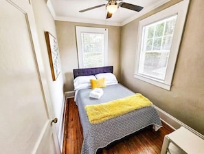 2 habitaciones, tabla de planchar con plancha, wifi y ropa de cama 